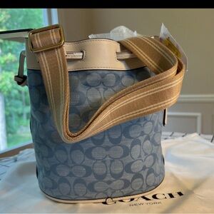Coach field bucket bag in signature